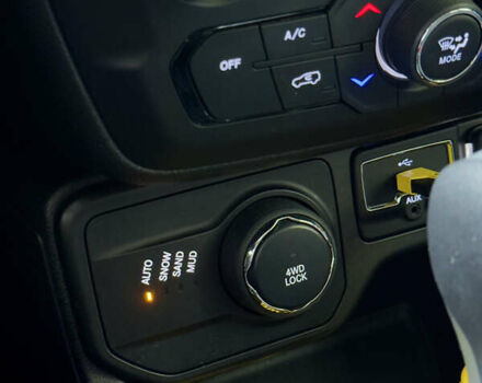 Джип Ренегат 2018 у Києві на Automoto.ua Жовтий Джип Ренегат, об'ємом двигуна 2.36 л та пробігом 75 тис. км за 14900 $, фото 19 на Automoto.ua