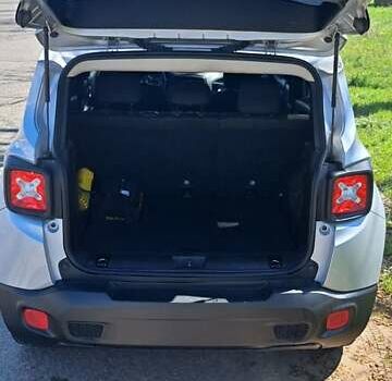 Серый Джип Ренегат, объемом двигателя 1.37 л и пробегом 105 тыс. км за 10000 $, фото 4 на Automoto.ua