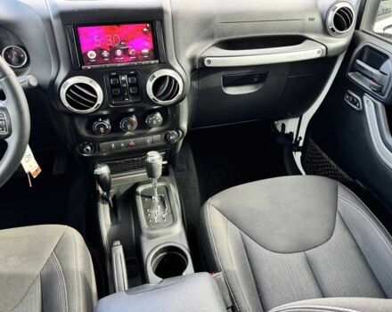 Білий Джип Wrangler, об'ємом двигуна 3.6 л та пробігом 65 тис. км за 5650 $, фото 6 на Automoto.ua