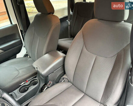 Білий Джип Wrangler, об'ємом двигуна 3.6 л та пробігом 47 тис. км за 19300 $, фото 8 на Automoto.ua