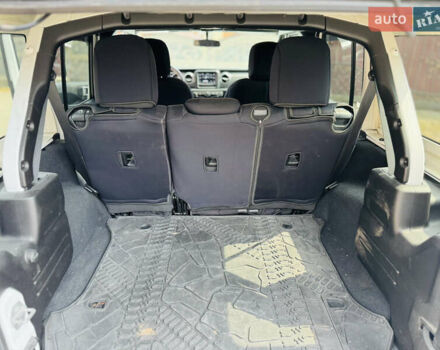 Білий Джип Wrangler, об'ємом двигуна 2 л та пробігом 71 тис. км за 33000 $, фото 24 на Automoto.ua