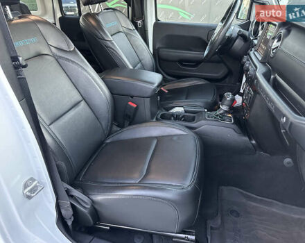 Белый Джип Вранглер, объемом двигателя 2 л и пробегом 75 тыс. км за 43500 $, фото 6 на Automoto.ua