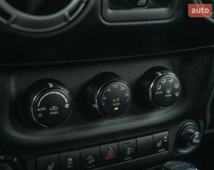 Зелений Джип Wrangler, об'ємом двигуна 2.78 л та пробігом 135 тис. км за 26900 $, фото 36 на Automoto.ua