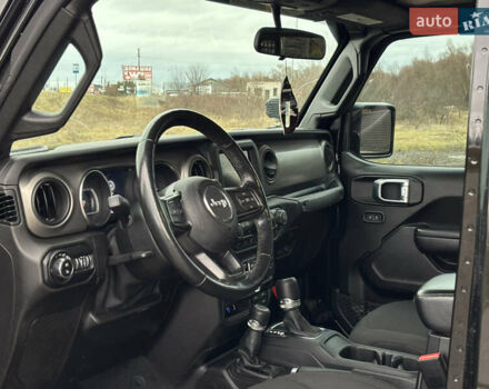 Черный Джип Gladiator, объемом двигателя 3.6 л и пробегом 124 тыс. км за 36000 $, фото 13 на Automoto.ua