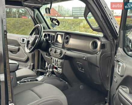 Черный Джип Gladiator, объемом двигателя 3.6 л и пробегом 124 тыс. км за 36000 $, фото 14 на Automoto.ua