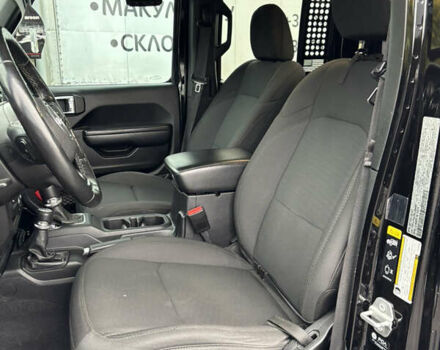 Черный Джип Gladiator, объемом двигателя 3.6 л и пробегом 124 тыс. км за 36000 $, фото 12 на Automoto.ua