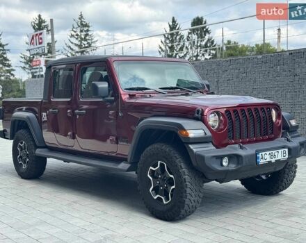 Красный Джип Gladiator, объемом двигателя 3.6 л и пробегом 27 тыс. км за 33000 $, фото 1 на Automoto.ua