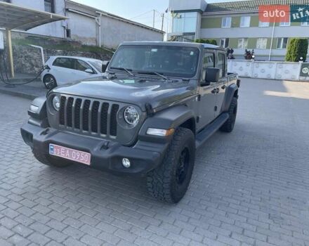 Серый Джип Gladiator, объемом двигателя 3.6 л и пробегом 98 тыс. км за 37000 $, фото 1 на Automoto.ua