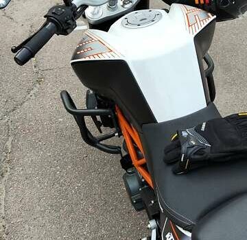 Белый КТМ 390 Duke, объемом двигателя 0.39 л и пробегом 15 тыс. км за 3800 $, фото 1 на Automoto.ua