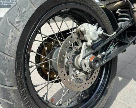 Черный КТМ 690 Supermoto, объемом двигателя 0.65 л и пробегом 36 тыс. км за 5000 $, фото 6 на Automoto.ua