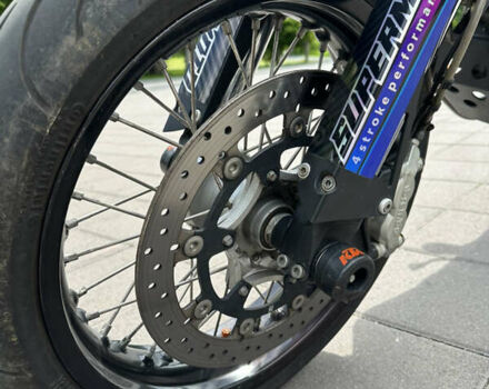 Черный КТМ 690 Supermoto, объемом двигателя 0.65 л и пробегом 36 тыс. км за 5000 $, фото 8 на Automoto.ua