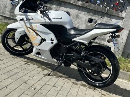 Кавасаки Ninja 250R 2006 в Киеве на Automoto.ua Белый Кавасаки Ninja 250R, объемом двигателя 0.25 л и пробегом 40 тыс. км за 2122 $, фото 1 на Automoto.ua