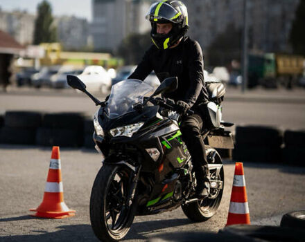 Черный Кавасаки Ninja 400, объемом двигателя 0.4 л и пробегом 12 тыс. км за 6500 $, фото 3 на Automoto.ua