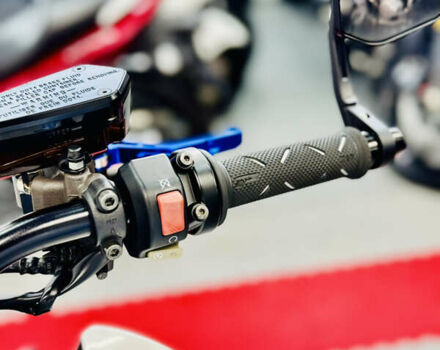 Белый Кавасаки Z 1000, объемом двигателя 1 л и пробегом 16 тыс. км за 12500 $, фото 23 на Automoto.ua