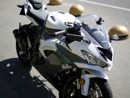 Белый Кавасаки ZX 6R, объемом двигателя 0.6 л и пробегом 10 тыс. км за 11700 $, фото 1 на Automoto.ua
