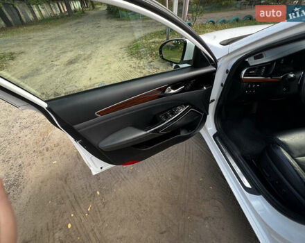Киа Каденза 2017 в Днепре (Днепропетровске) на Automoto.ua Белый Киа Каденза, объемом двигателя 3.34 л и пробегом 48 тыс. км за 25000 $, фото 7 на Automoto.ua