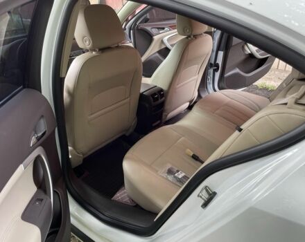 Белый Киа Каденза, объемом двигателя 2 л и пробегом 147 тыс. км за 9000 $, фото 4 на Automoto.ua