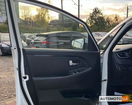 Белый Киа Каренс, объемом двигателя 1.7 л и пробегом 273 тыс. км за 10800 $, фото 9 на Automoto.ua