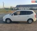 Белый Киа Каренс, объемом двигателя 2 л и пробегом 300 тыс. км за 7300 $, фото 3 на Automoto.ua