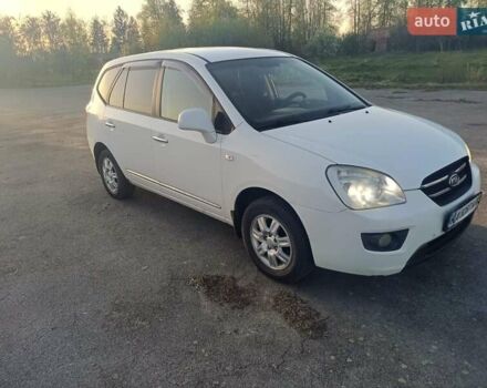 Белый Киа Каренс, объемом двигателя 2 л и пробегом 300 тыс. км за 7300 $, фото 1 на Automoto.ua