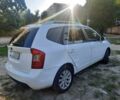 Білий Кіа Каренс, об'ємом двигуна 2 л та пробігом 360 тис. км за 4600 $, фото 3 на Automoto.ua