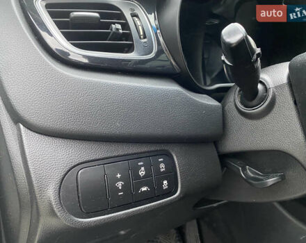 Белый Киа Каренс, объемом двигателя 1.7 л и пробегом 276 тыс. км за 12700 $, фото 18 на Automoto.ua