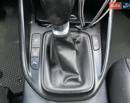 Белый Киа Каренс, объемом двигателя 1.7 л и пробегом 276 тыс. км за 12700 $, фото 16 на Automoto.ua