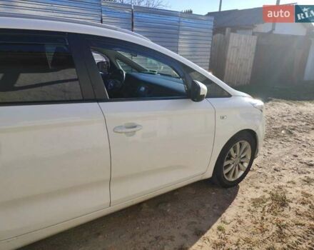 Белый Киа Каренс, объемом двигателя 1.7 л и пробегом 190 тыс. км за 8700 $, фото 2 на Automoto.ua