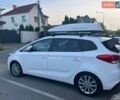 Белый Киа Каренс, объемом двигателя 1.7 л и пробегом 205 тыс. км за 11650 $, фото 1 на Automoto.ua