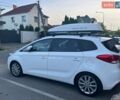 Белый Киа Каренс, объемом двигателя 1.7 л и пробегом 205 тыс. км за 11950 $, фото 1 на Automoto.ua