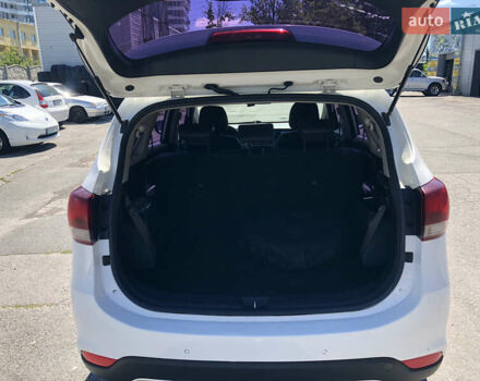 Белый Киа Каренс, объемом двигателя 2 л и пробегом 221 тыс. км за 11800 $, фото 21 на Automoto.ua