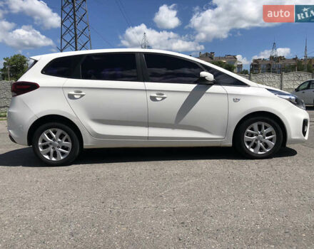 Белый Киа Каренс, объемом двигателя 2 л и пробегом 221 тыс. км за 11800 $, фото 2 на Automoto.ua