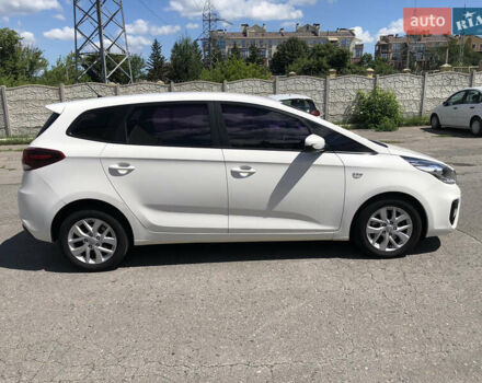 Белый Киа Каренс, объемом двигателя 2 л и пробегом 221 тыс. км за 11800 $, фото 3 на Automoto.ua