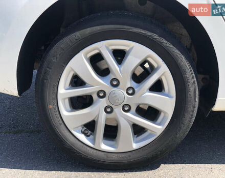 Белый Киа Каренс, объемом двигателя 2 л и пробегом 221 тыс. км за 11800 $, фото 30 на Automoto.ua