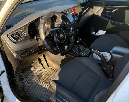 Белый Киа Каренс, объемом двигателя 1.7 л и пробегом 237 тыс. км за 11000 $, фото 6 на Automoto.ua