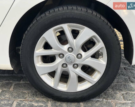 Белый Киа Каренс, объемом двигателя 2 л и пробегом 250 тыс. км за 11000 $, фото 35 на Automoto.ua