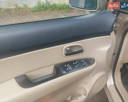 Бежевий Кіа Каренс, об'ємом двигуна 2 л та пробігом 319 тис. км за 5800 $, фото 12 на Automoto.ua