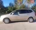 Бежевий Кіа Каренс, об'ємом двигуна 2 л та пробігом 319 тис. км за 5800 $, фото 4 на Automoto.ua