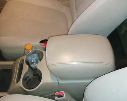 Бежевый Киа Каренс, объемом двигателя 2 л и пробегом 196 тыс. км за 4900 $, фото 2 на Automoto.ua