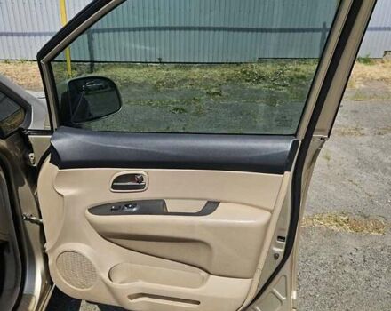 Бежевий Кіа Каренс, об'ємом двигуна 2 л та пробігом 287 тис. км за 4500 $, фото 7 на Automoto.ua