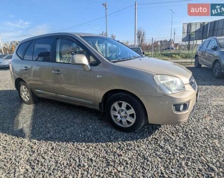 Бежевый Киа Каренс, объемом двигателя 2 л и пробегом 322 тыс. км за 5300 $, фото 3 на Automoto.ua