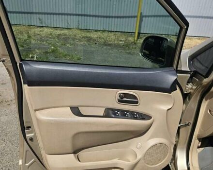 Бежевий Кіа Каренс, об'ємом двигуна 2 л та пробігом 287 тис. км за 4500 $, фото 14 на Automoto.ua