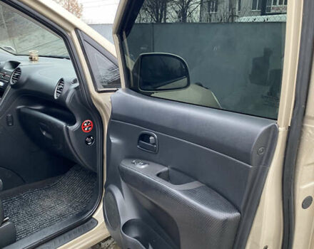 Бежевый Киа Каренс, объемом двигателя 1.98 л и пробегом 195 тыс. км за 6300 $, фото 11 на Automoto.ua