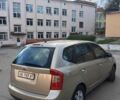 Бежевий Кіа Каренс, об'ємом двигуна 2 л та пробігом 237 тис. км за 5650 $, фото 4 на Automoto.ua