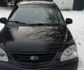 Черный Киа Каренс, объемом двигателя 2 л и пробегом 330 тыс. км за 4500 $, фото 1 на Automoto.ua