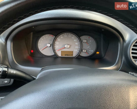 Чорний Кіа Каренс, об'ємом двигуна 2 л та пробігом 199 тис. км за 6400 $, фото 6 на Automoto.ua