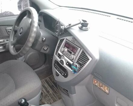 Черный Киа Каренс, объемом двигателя 2 л и пробегом 320 тыс. км за 5830 $, фото 7 на Automoto.ua