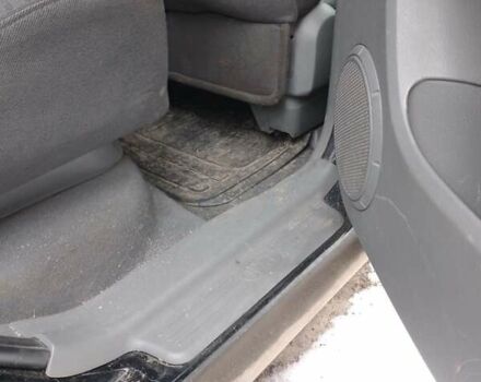 Черный Киа Каренс, объемом двигателя 2 л и пробегом 320 тыс. км за 5830 $, фото 1 на Automoto.ua