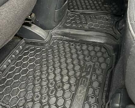 Чорний Кіа Каренс, об'ємом двигуна 2 л та пробігом 207 тис. км за 6500 $, фото 6 на Automoto.ua