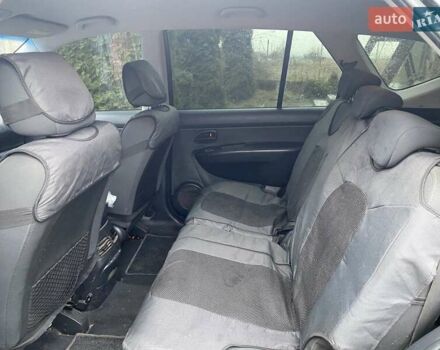 Черный Киа Каренс, объемом двигателя 2 л и пробегом 265 тыс. км за 4700 $, фото 4 на Automoto.ua